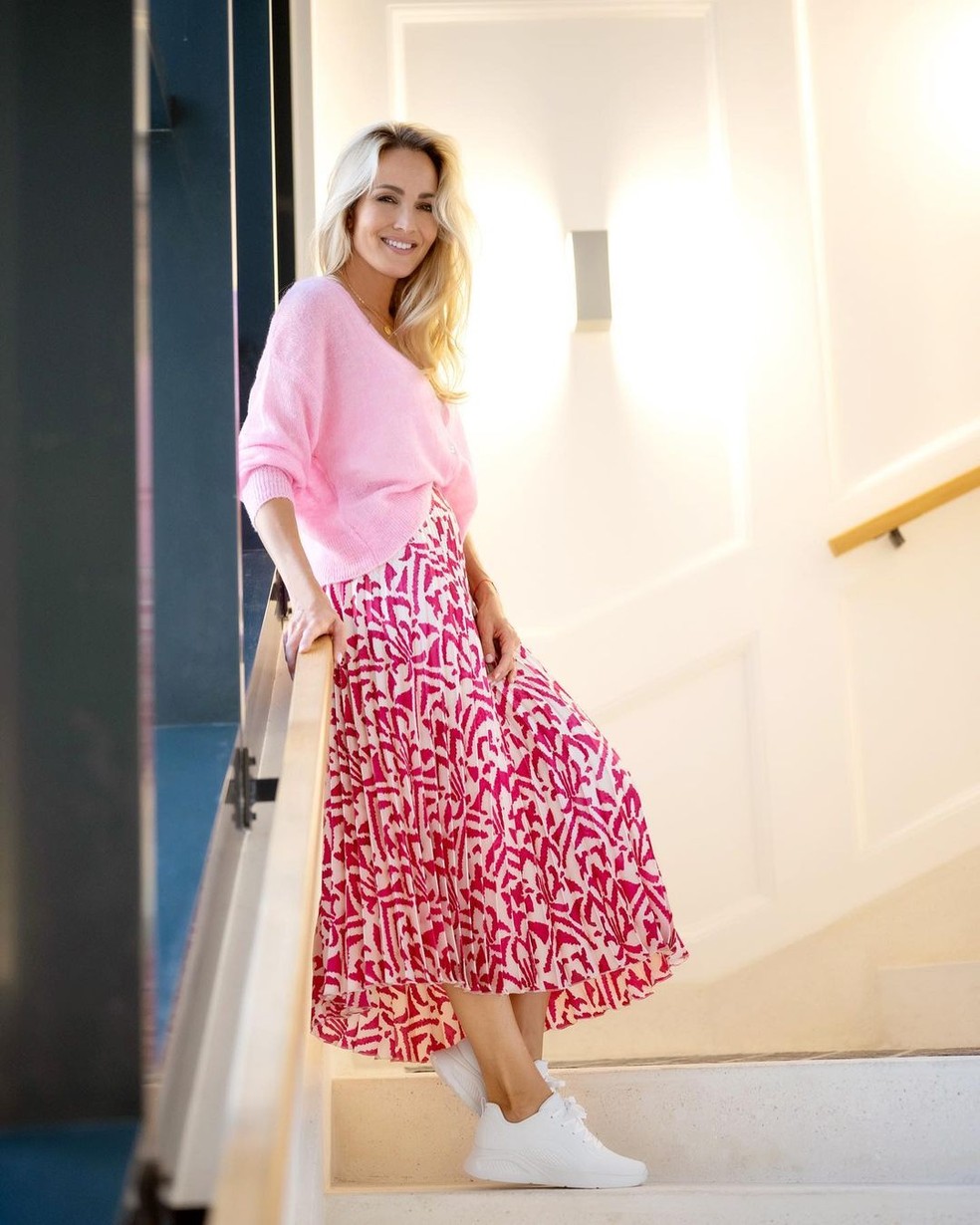 O tênis branco adiciona um toque de descontração ao vestido, tornando-o apropriado para uma variedade de atividades — Foto: Reprodução/Instagram @sandor_orsi
