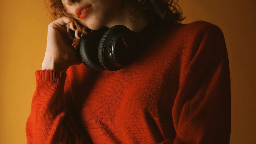 8 podcasts apresentados por mulheres que vão te levar por conversas sinceras, relatos intensos e muita informação sobre sexo, desejo e autoestima
