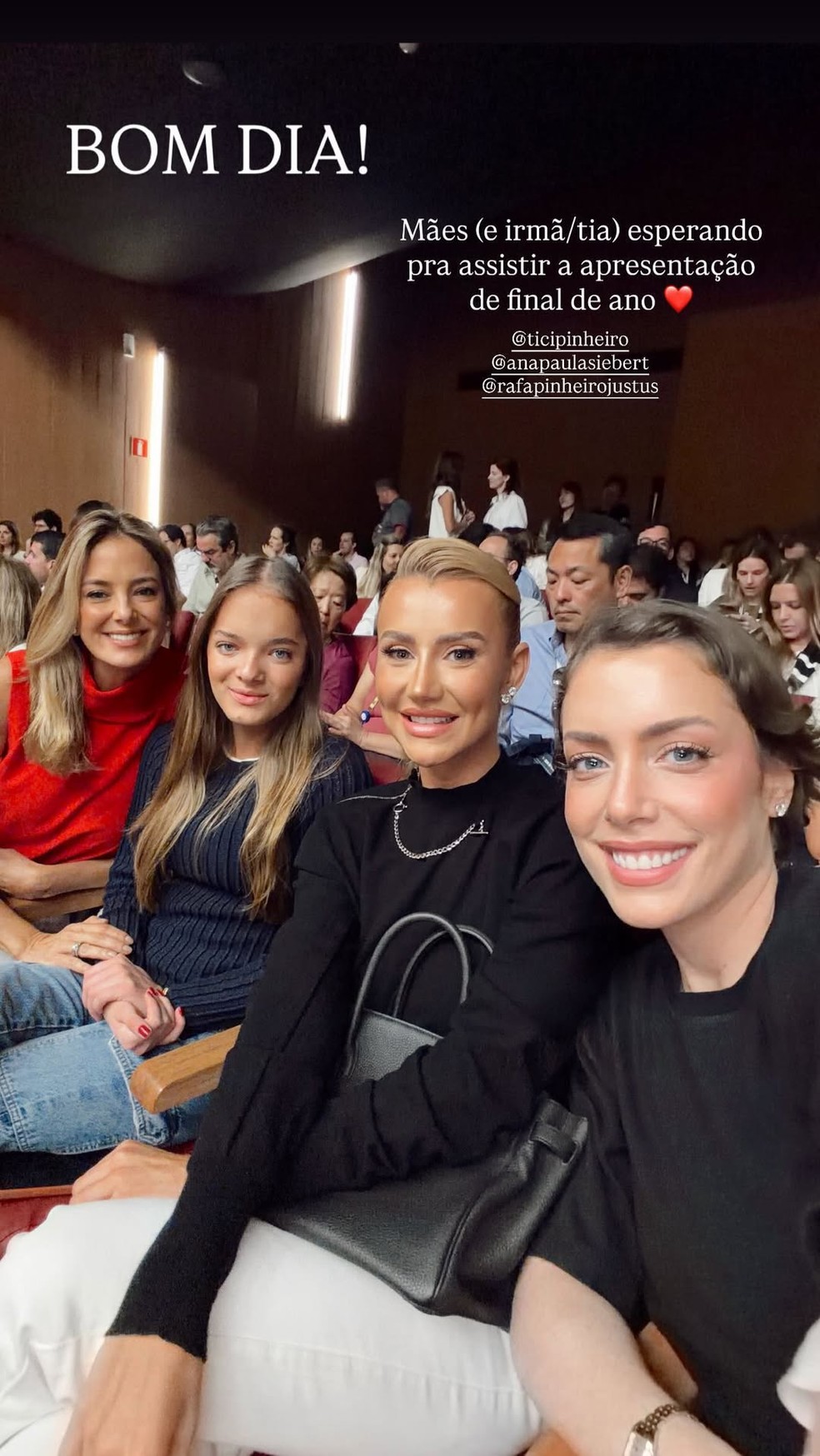 Ticiane Pinheiro, Ana Paula Siebert e Fabiana Justus vão à apresentação das filhas juntas — Foto: Reprodução/Instagram