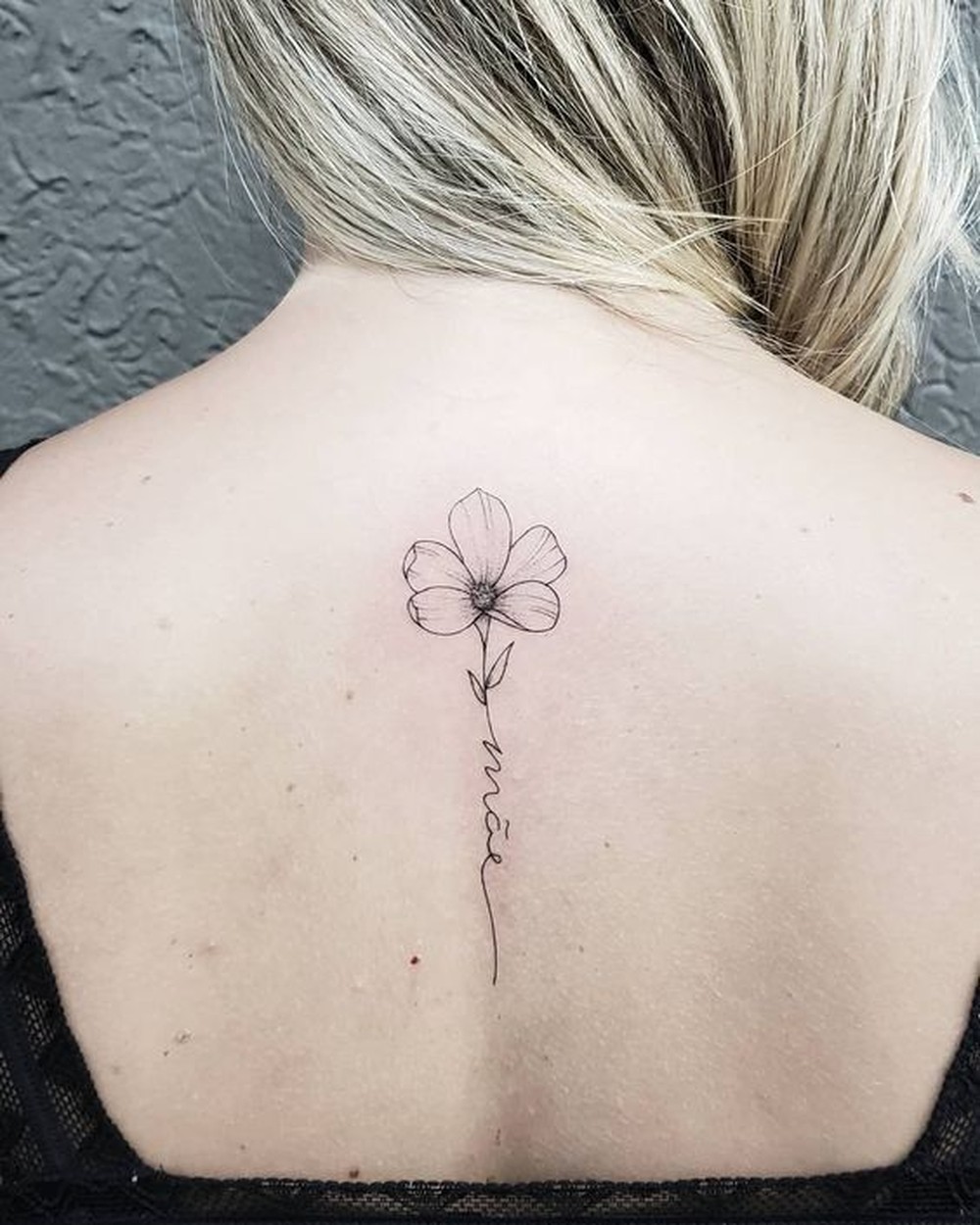 Tatuagem feminina escrita nas costas: 20 inspirações para a escolha ...