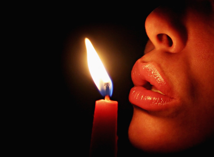Qual vela é recomendada para o wax play? Veja lista com 4 tipos para se jogar nas sensações