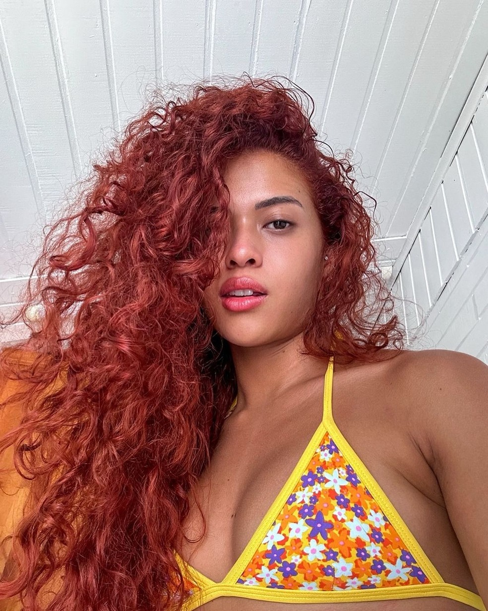 Cachos vermelhos: os tons de ruivo que viraram tendência em cabelos  cacheados e crespos