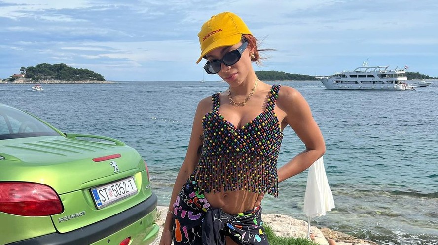 Anitta abre álbum de férias na Europa