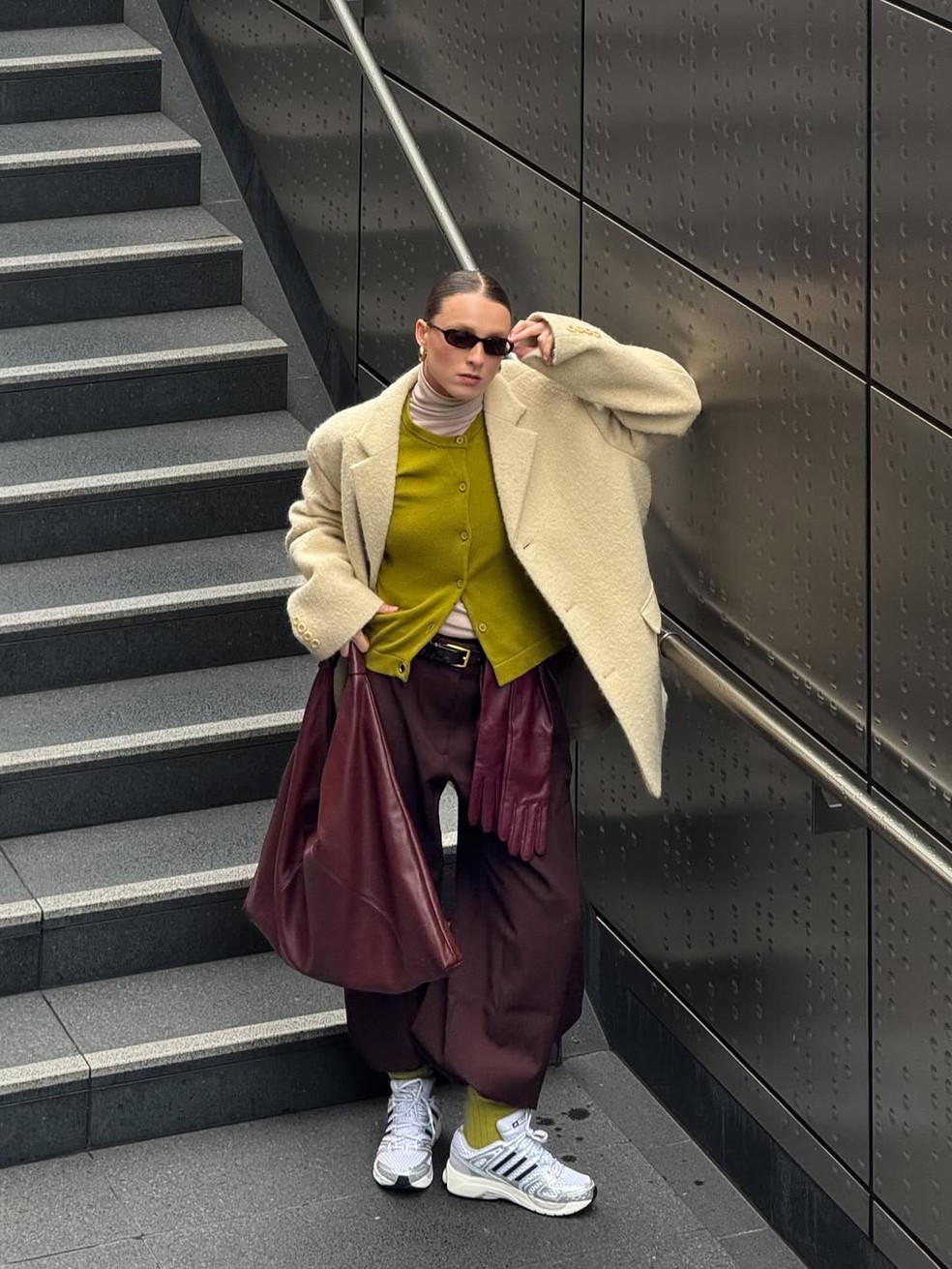 7 tênis esportivos que vão dominar o street style de 2026 — Foto: Reprodução/Instagram @lara_bsmnn