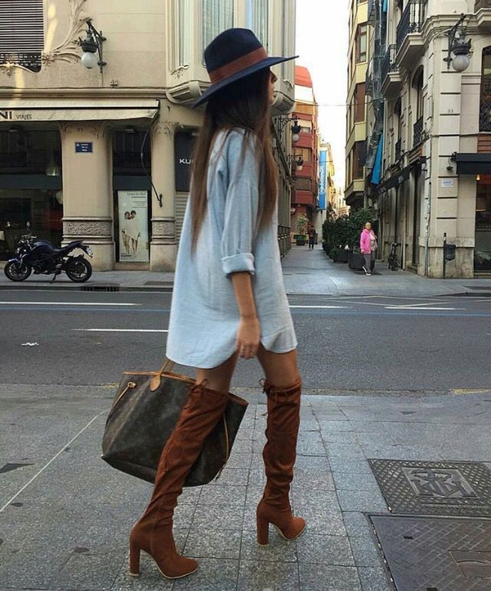 Seja para street style ou para um visual mais casual, look com bota over combina com diferentes tipos de eventos. — Foto: Reprodução/Pinterest @fiddleleaf_farmhouse