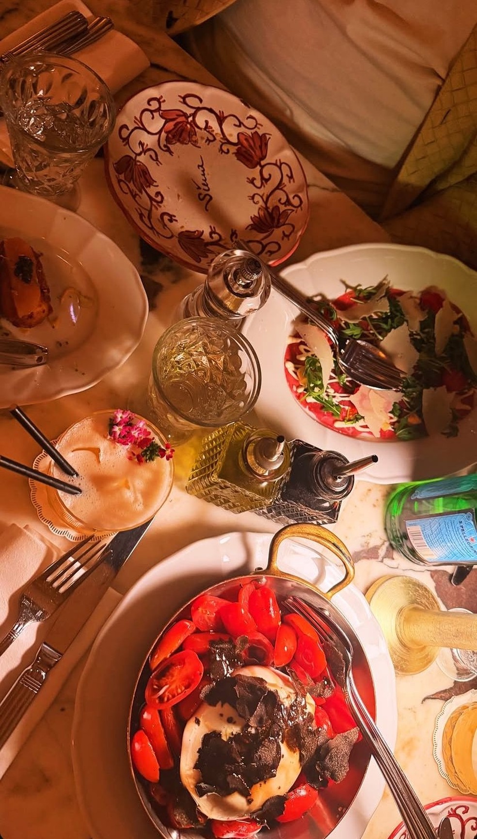 A foto compartilhada por Bruna Biancardi, no mesmo restaurante em Paris do que Virginia — Foto: Reprodução/Instagram