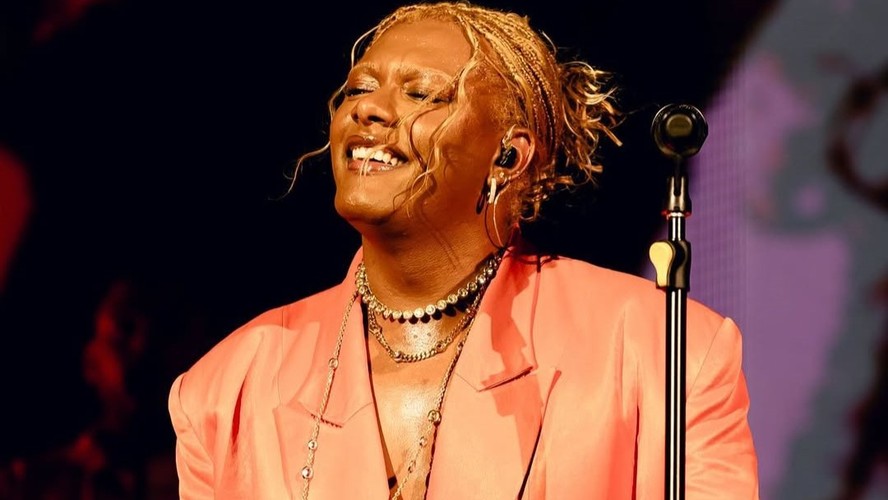 Figurino de Liniker durante a turnê de Caju: um raio-x feito pela stylist Caroline Passos