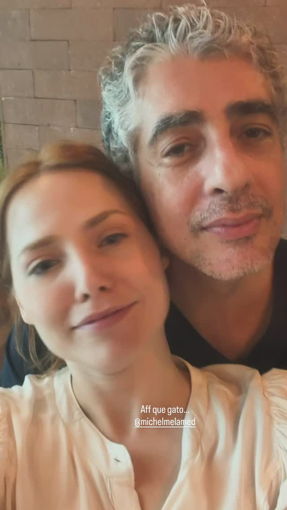 Letícia Colin posa para selfies românticas com Michel Melamed e se derrete: 'Que gato' — Foto: Reprodução/Instagram