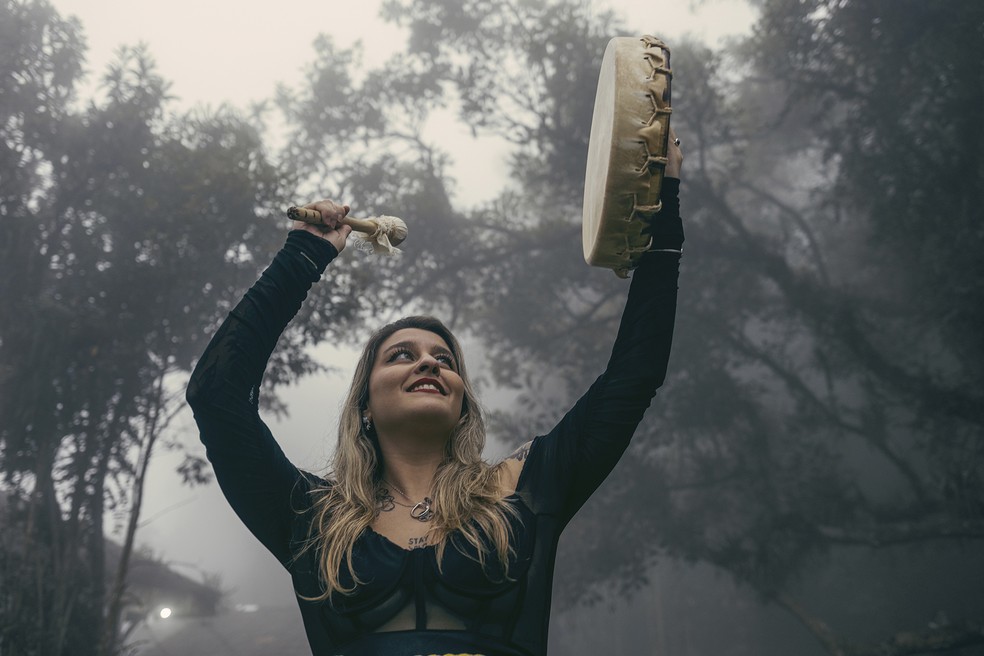 Gabriella Bertozzi começou a se interessar pela bruxaria em 2020 e ficou no Clã por notar, entre outros fatores, que conseguiria ser soberana de si mesma. “Nunca me encaixei no cristianismo, questionava muito e era repreendida. A comunidade que criamos no Clã é um espaço seguro para sermos nós mesmas: esquisitas, desajustadas, loucas. É lindo e mágico.” — Foto: Tuane Fernandes