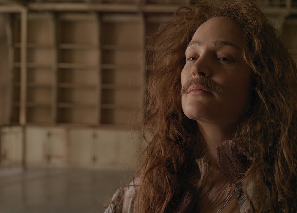 Em uma das cenas mais bonitas do filme, Sissi aparece com um bigode no rosto — Foto: Divulgação