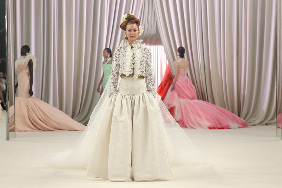 Marina Ruy Barbosa encerra desfile de Giambattista Valli em Paris — Foto: Getty
