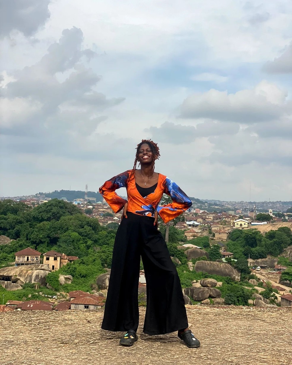 Calça pantalona preta é a peça que você precisa ter por perto! — Foto: Reprodução/Instagram @purple_fashion_line