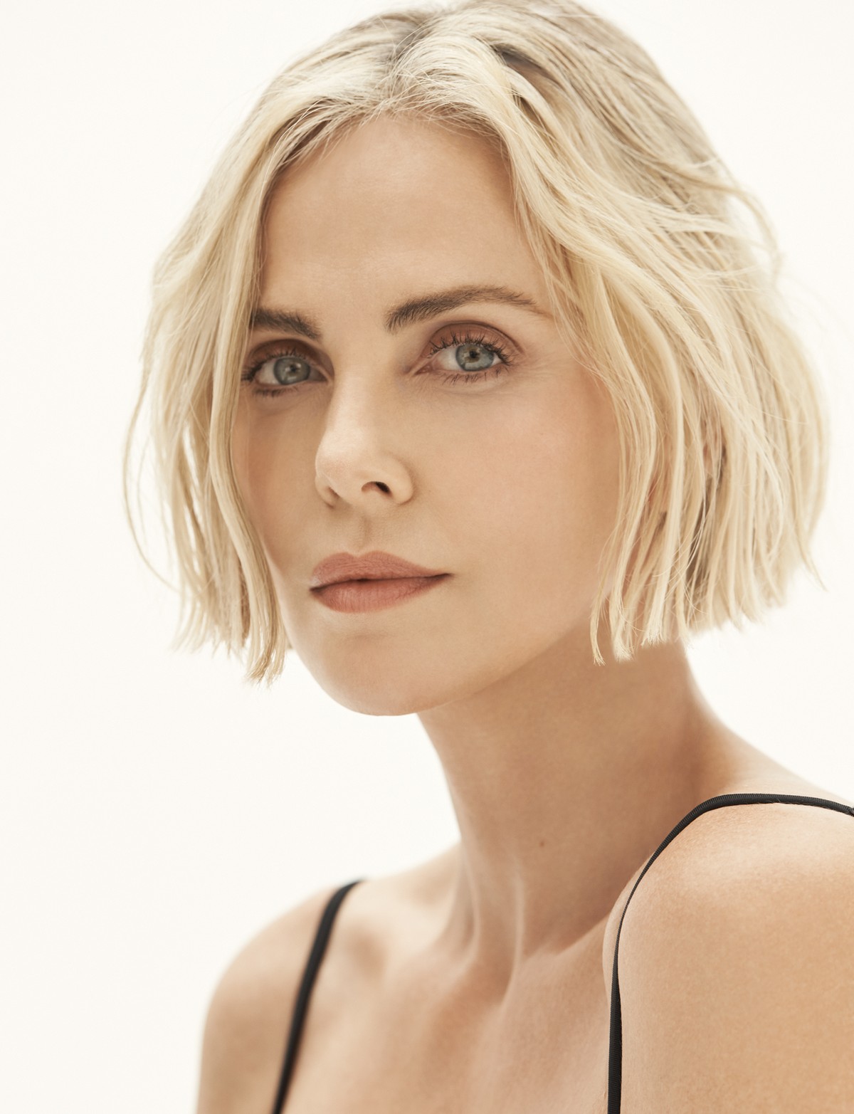 Charlize Theron: “My best newspaper is my mother.  Be confident, brave, kind and inspire your children” |  Beleza