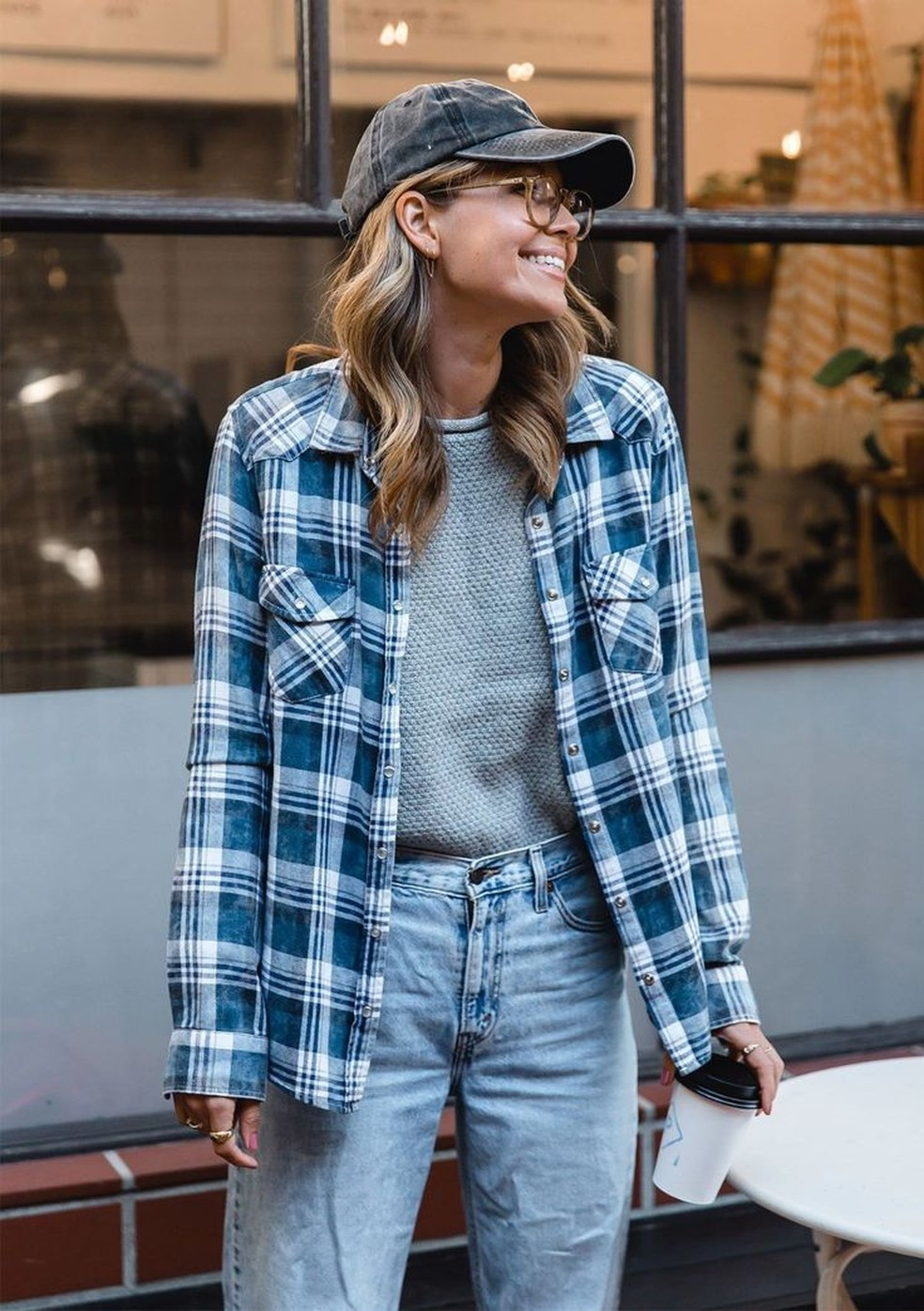 quer criar um look com camisa xadrez azul? Combine a peça como jeans, alfaiataria e muito mais. — Foto: Reprodução/Pinterest @lovestitchla