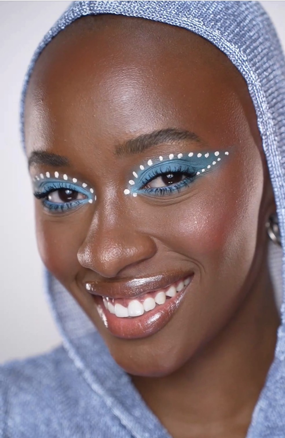 Make para brilhar: Mirella Qualha mostra como fazer delineado gráfico para o Carnaval — Foto: Arquivo pessoal