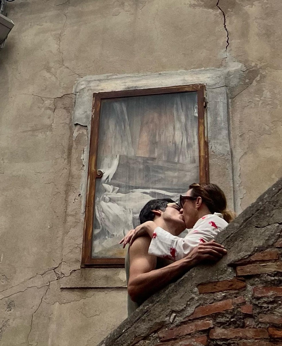 Mateus Solano e Paula Braum protagonizam beijos em pontos turísticos na  Itália