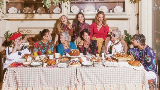 A chef Renata Vanzetto faz ensaio em mesa festiva com as mulheres da família: 'Sempre foram felizes' A chef Renata Vanzetto faz ensaio em mesa festiva com as mulheres da família: 'Sempre foram felizes'