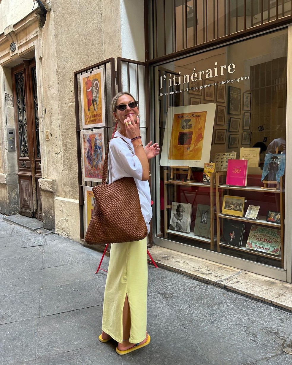 Look com saia midi amarelo-manteiga — Foto: Reprodução/Instagram @tinvcb