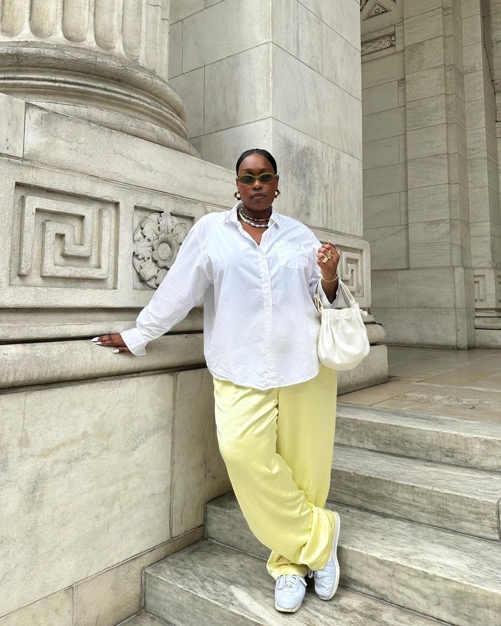 Look com calça amarela — Foto: Reprodução/Instagram @aniyahmorinia