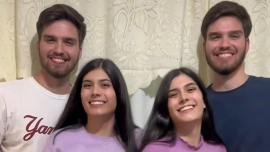 Gêmeas que namoram com irmãos gêmeos viralizam em vídeo sobre confusão por semelhança: 'Talvez trocamos e nem percebemos'