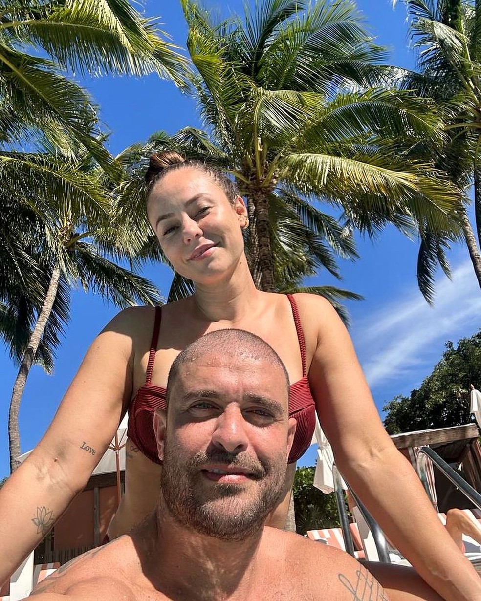 Diogo Nogueira encanta com clique ao lado de Paolla Oliveira em dia curtindo a piscina — Foto: Reprodução / Instagram