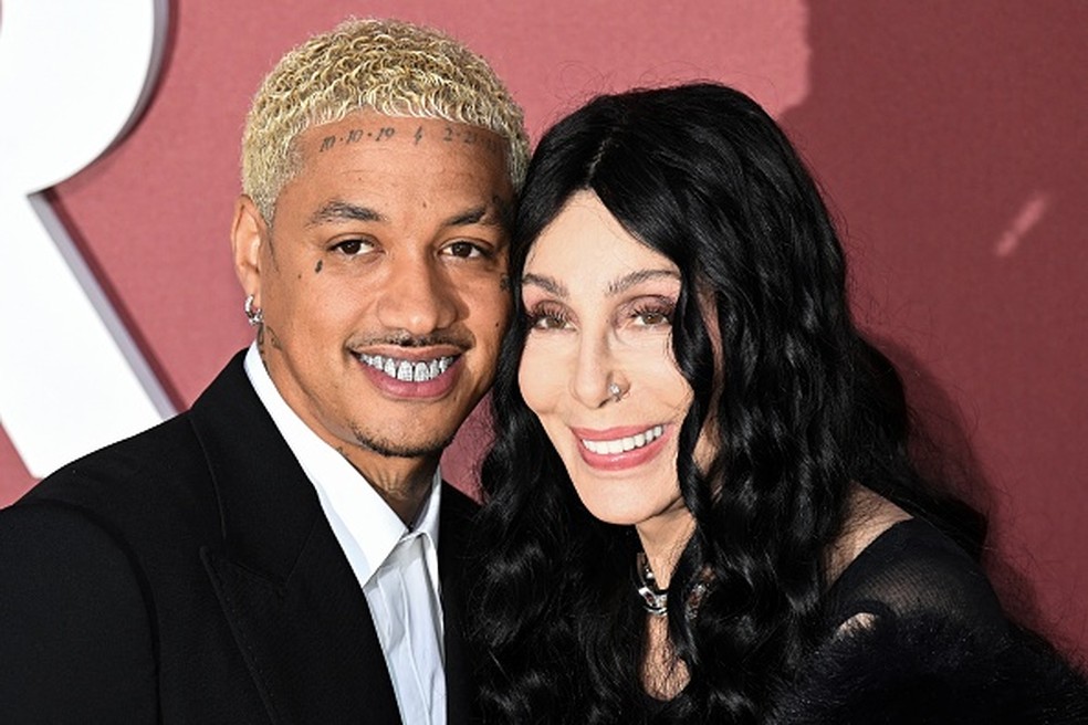 Cher ao lado do namorado, Alexander Edwards — Foto: Getty Images