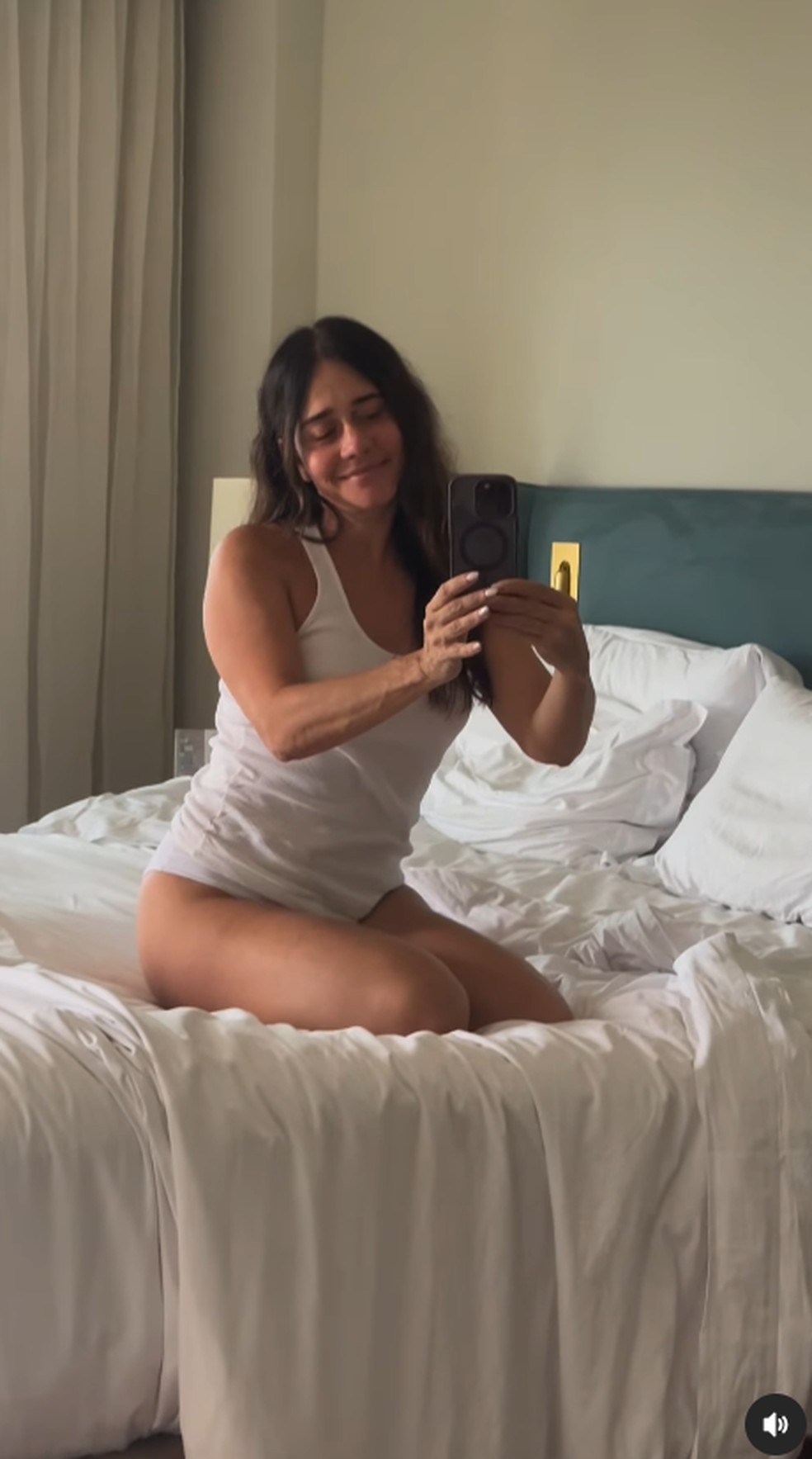 Alessandra Negrini apareceu de calcinha em quarto de hotel — Foto: Reprodução/ Instagram