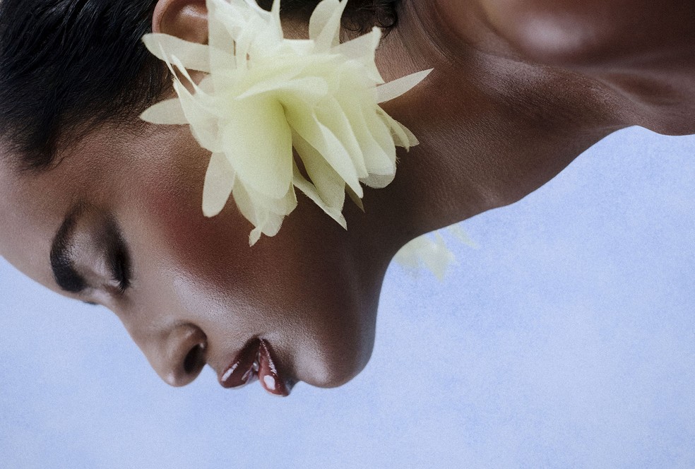 Gabz; Brincos Reinaldo Lourenço Beleza: Quarteto de sombras Ombres G Guerlain; Bomb Stix Fenty Beauty; Rouge Contour 400 Dior; Máscara Phyto-Noir 1 Deep Black Sisley — Foto: Bruna Castanheira (Groupart Mgt)