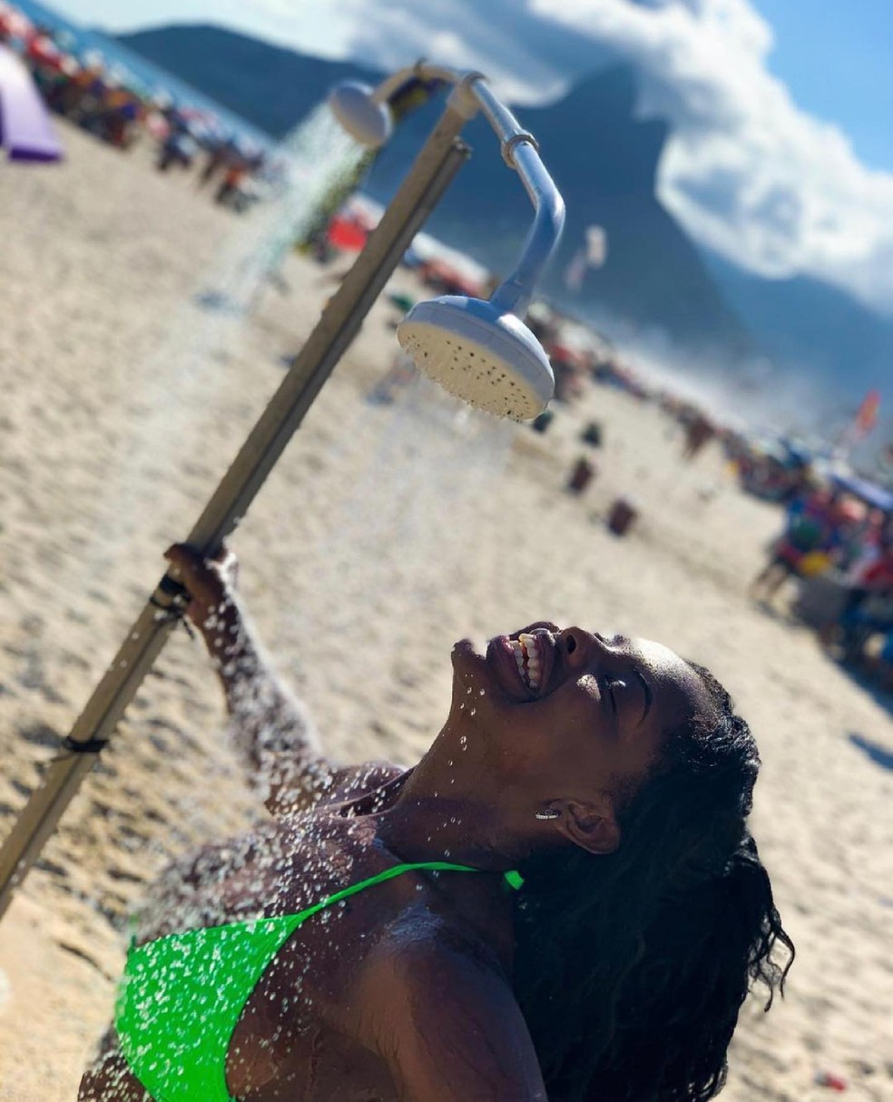 Suelen Gervásio adora uma praia — Foto: reprodução/instagram