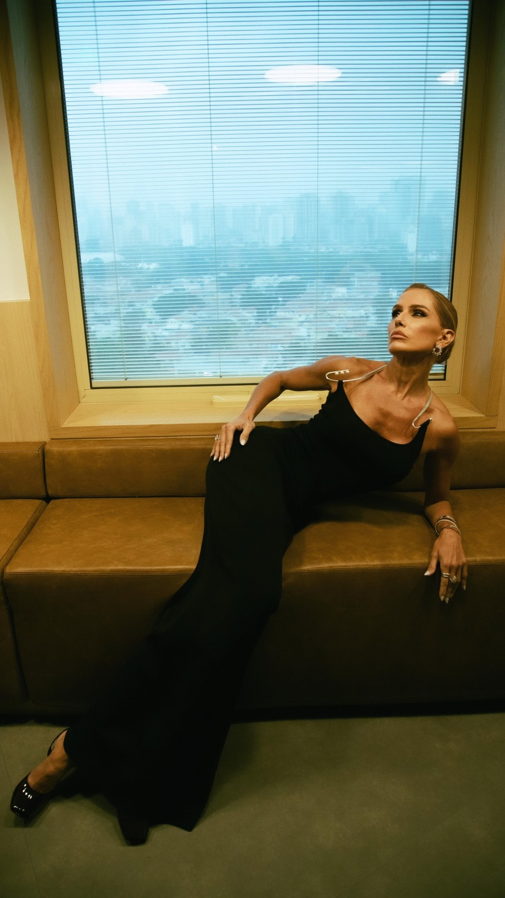 Deborah Secco posou de vestido longo — Foto: Reprodução/Instagram
