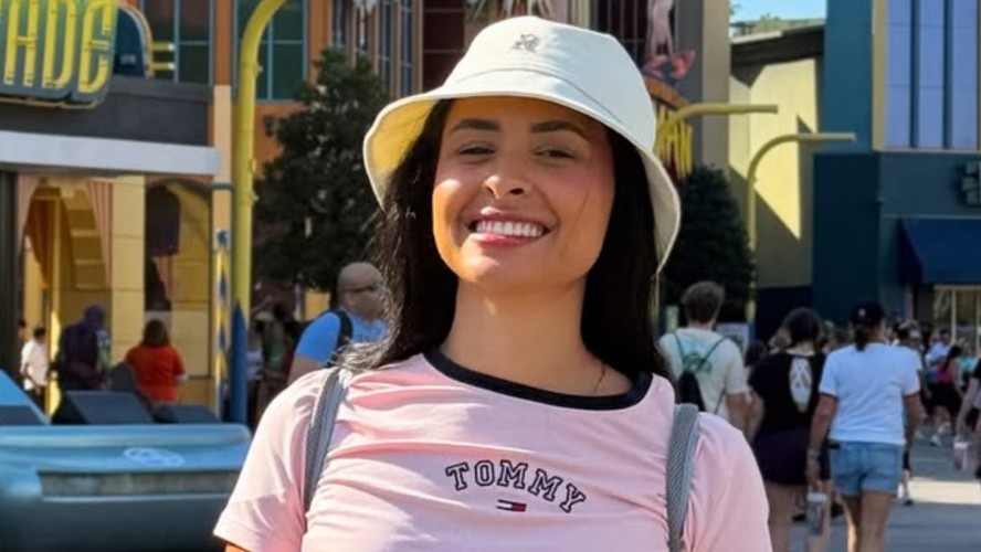 Rebeca Rocha viralizou nas redes sociais com personalidade desinibida e facilidade de fazer amizades com desconhecidos