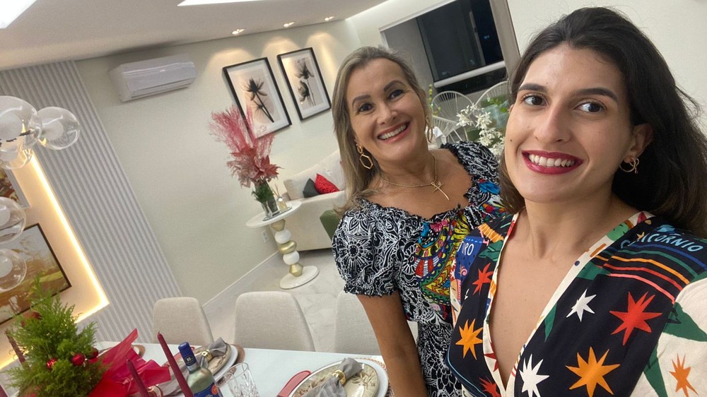 Mãe coruja ajuda a bombar OnlyFans da filha na Europa 'Dou suporte ao