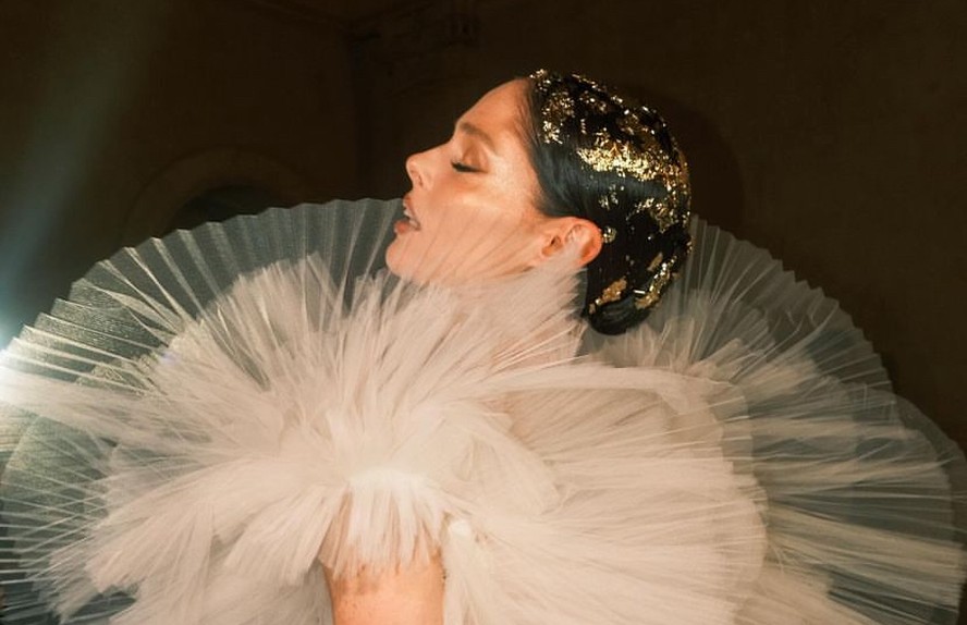 Ouro nos cabelos conheça a tendência que ganhou espaço no carnaval e