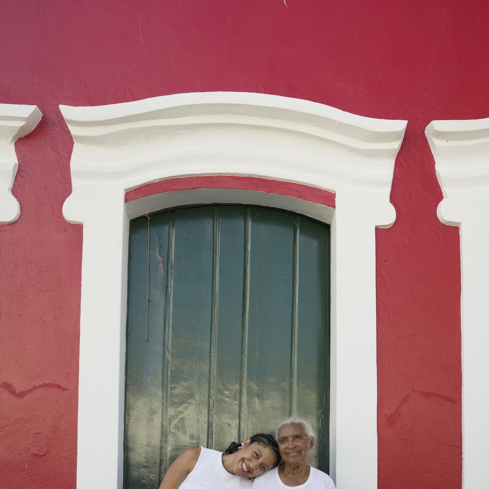 Camila Oliveira, fundadora da marca Dua, posa com Dilce Souza, artesã, sócia e matriarca da Chitarte, em Cachoeira — Foto: Leo Braga