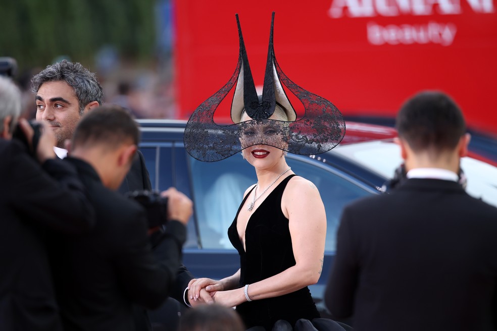 Lady Gaga usa adereço na cabeça Philip Treacy no Festival de Veneza — Foto: Getty Images