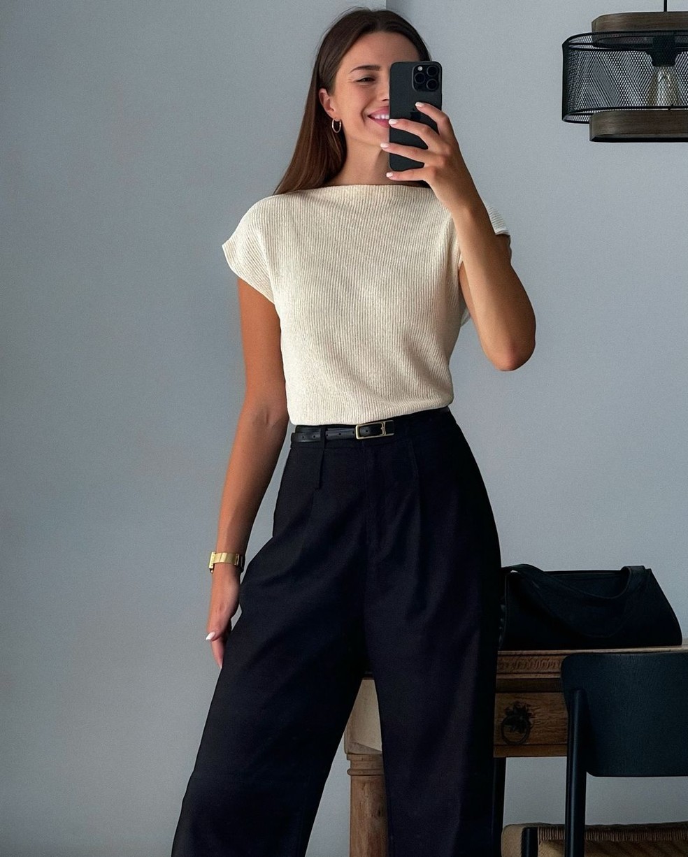 O casual business é um dos dress codes mais comuns, permitindo uma mistura entre peças formais e casuais — Foto: Reprodução/Instagram @irisabv