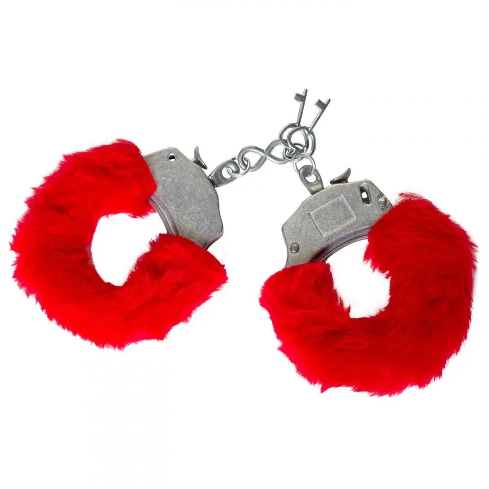 Algemas Reguláveis em Pelúcia com Chave e Trava de Segurança, disponível em Exclusiva Sex Shop (R$ 53,91) — Foto: Divulgação