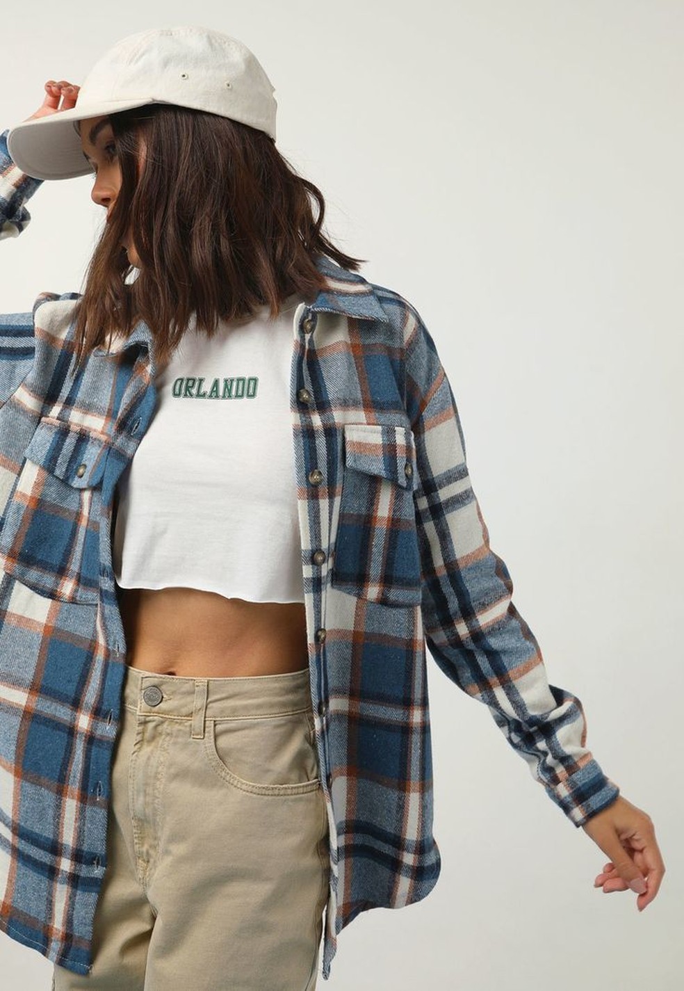 Combine a sua camisa xadrez azul com peças como calça jogger, alfaiataria e muito mais! — Foto: Reprodução/Pinterest @Dafiti