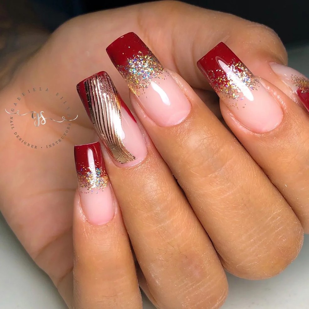 Unhas decoradas vermelhas com dourado: inspirações sofisticadas para ...