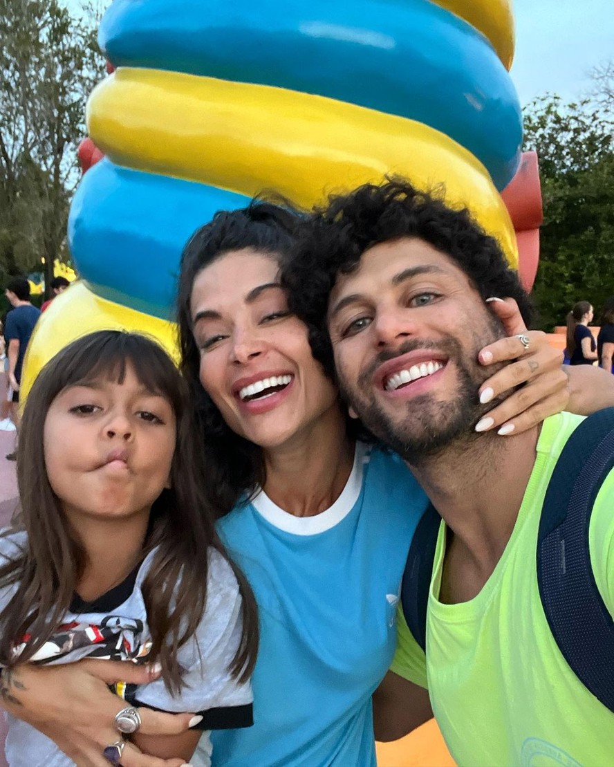 Jesus Luz mostra a filha, Madalena, e Aline Campos se divertindo em parque