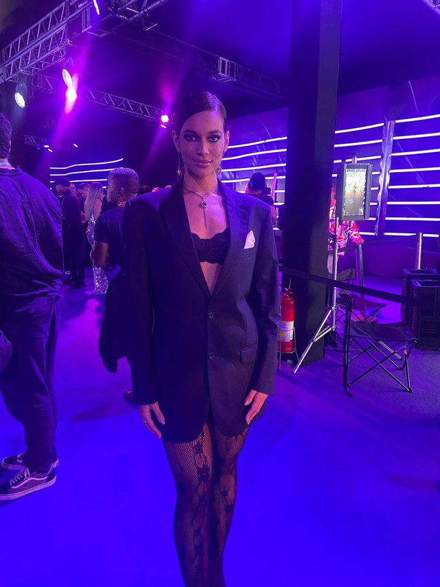 Alane esclarece rumores de affair com Lewis Hamilton: 'Tô solteira'