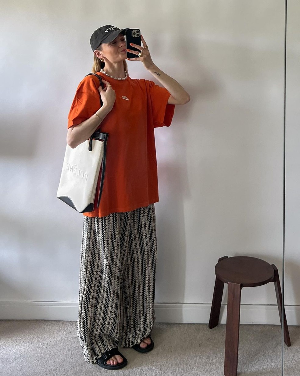 Calça estampada com tecido fluido — Foto: Reprodução/Instagram @immillieholmes