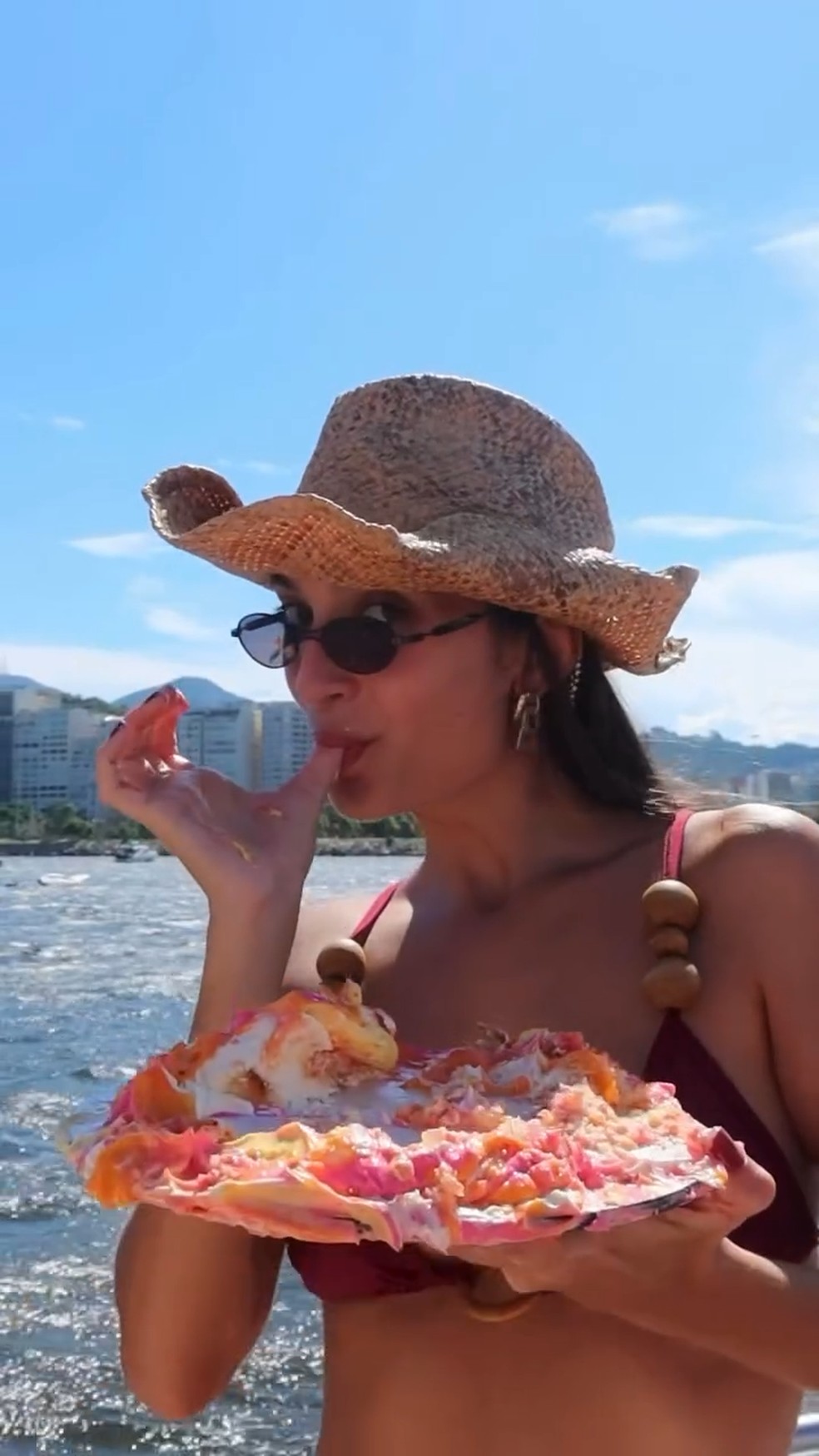 Neta de Helô Pinheiro comemora 29 anos em passeio de barco — Foto: Reprodução/Instagram