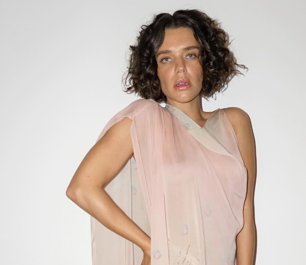 Bruna Linzmeyer mostra look vintage com transparência — Foto: Reprodução/Instagram