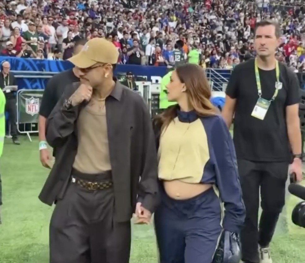 Neymar e Bruna Biancardi chegam de mãos dadas para jogo da NFL no ...