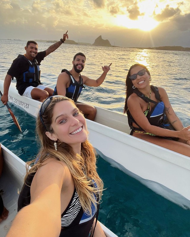 Isabella Santoni faz passeio de canoa