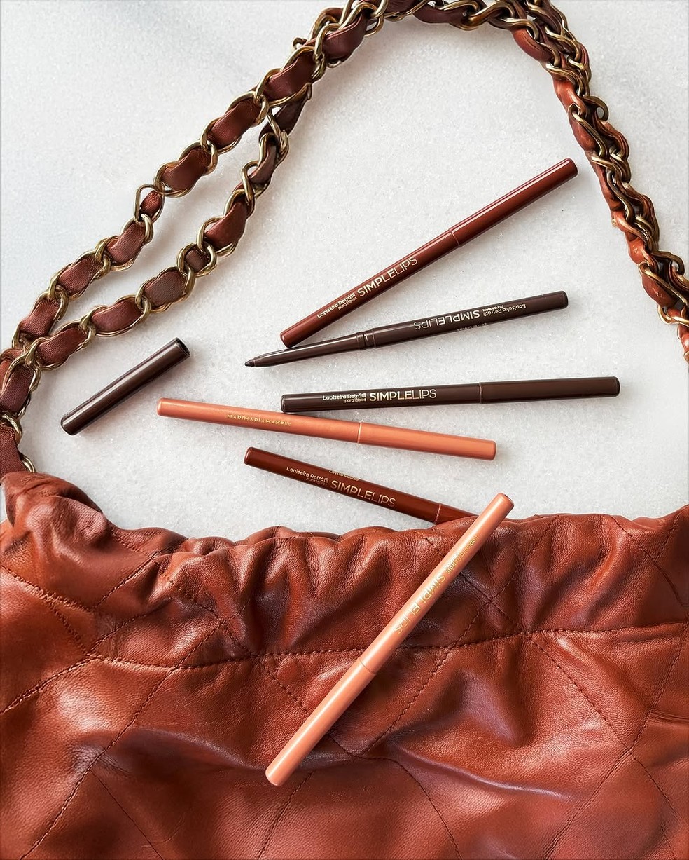 Simple Lips e Line Up, Mari Maria Makeup, R$ 35,90 (cada) — Foto: Divulgação