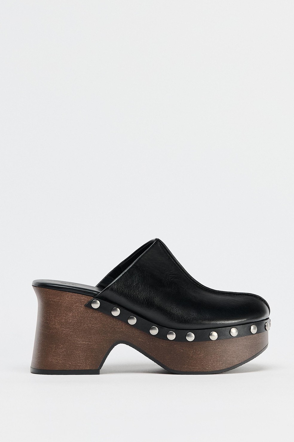 Tamanco de couro com tachas, Zara — Foto: Divulgação