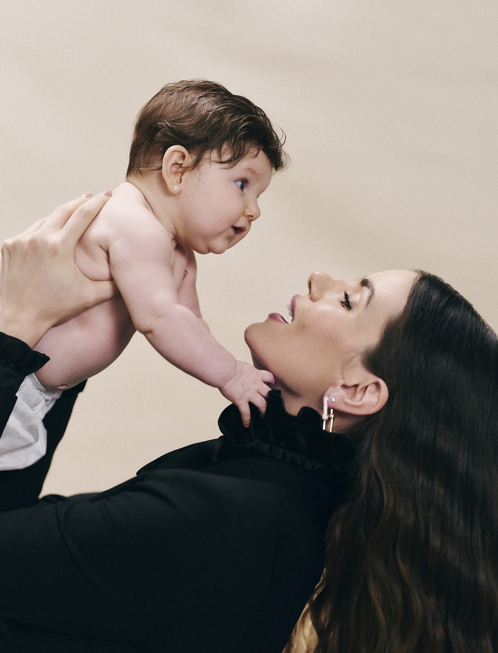 Camila Queiroz apresenta sua filha, Clara — Foto: Hick Duarte (Thinkers Mgmt)
