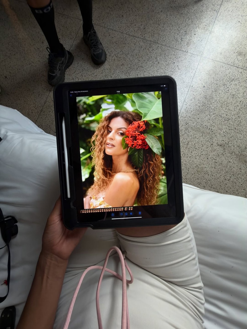 Sucesso em 'Três Graças', Gabriela Loran posa nua em cachoeira e recebe chuva de elogios — Foto: Reprodução/Instagram